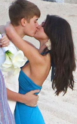 Justin Bieber and Selena Gomez - Page 26 Tumblr_lvxek1O38U1r6kur2o4_250