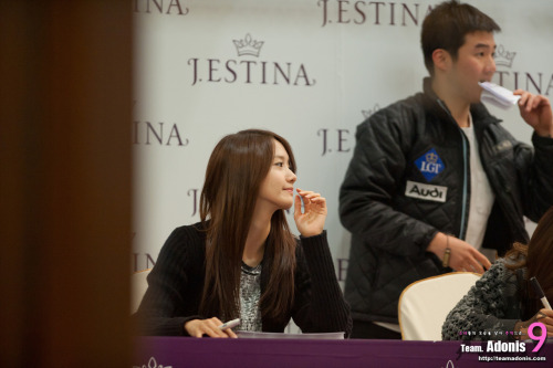 {Fotos/111204} YoonA @ J.estina Fansign Event Tumblr_lw0yti9tjm1qd704zo1_500