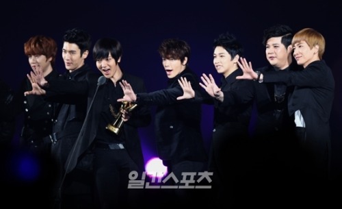 Super Junior Golden Disk Bonsang Award Speech [11.01.2012] Tumblr_lxmuvw2MBR1qi7tp8o1_500