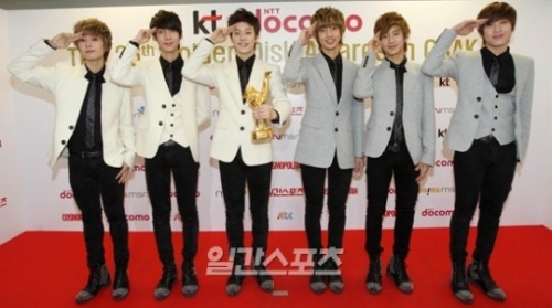 [PICS] Boyfriend @ Golden Disc Award Tumblr_lxom2ocFqb1r287u0o1_500