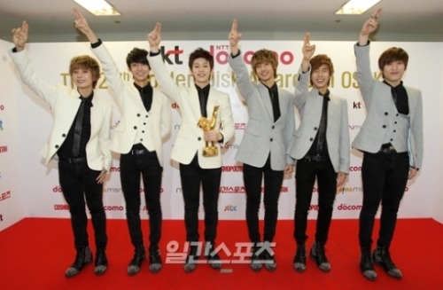 [PICS] Boyfriend @ Golden Disc Award Tumblr_lxom2ocFqb1r287u0o2_500