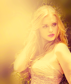  (F) Holland Roden ღ «L'amour naît d'un sourire, vit d'un baiser et meurt d'une larme » Tumblr_lxtjjbqMxW1qgzyfyo1_250