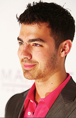 Joe Jonas in PINK  Tumblr_m1pbydFhHj1qgxi6eo1_250