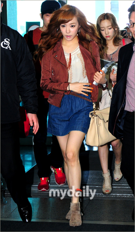  [PRESS][5-4-2012] Taeyeon and Tiffany Go to Bangkok Tumblr_m206pksV2u1qcrncao1_500