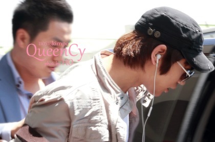 Minho @ Kimpo Airport 110516  Tumblr_llg8skcbBV1qdws1jo1_500