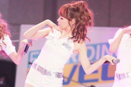 [PICS/GIFS][20-07-2011] Tiffany trong các perf Tumblr_lmn5u9GtJj1ql1fjqo1_500