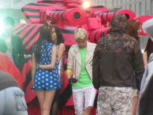 [19.06.11][PICS]Krystal at Hot Summer MV Shooting Set Tumblr_ln1oe16Axc1qij1zdo1_500