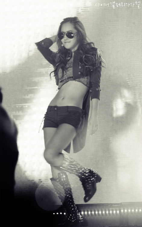 [PIC][25-07-2011]THÊM MỘT SỐ HÌNH ẢNH TỪ MÀN SOLO ĐẦY SEXY CỦA YURI TẠI CONCERT Ở SEOUL Tumblr_low74uqy5z1qb1285o1_500