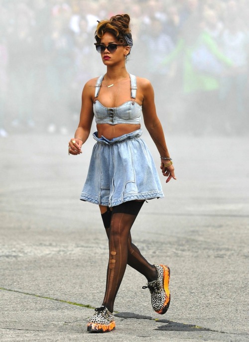 Rihanna >> Videoclip "We Found Love" [¡¡¡ESTRENO VEVO pag.1!!!] [II] Tumblr_ls6s0vafcl1qk85yzo1_500