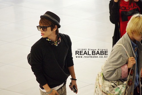 021011 SHINee en el aeropueto @ Gimpo Airport Tumblr_lsfcfeKBgB1qeapkdo1_500