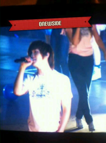 [111023] Onew @ SMTOWN NY Tumblr_ltk053Ixrl1qff7woo1_500