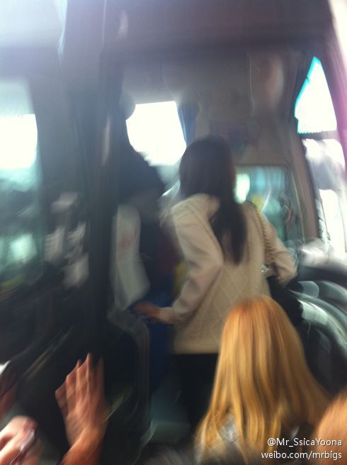 [VID/PICS] SNSD @ Beijing Airport  Tumblr_lubnm3pV8s1qd704zo1_500