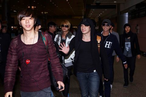 [OTHER] 111119 ZE:A in airport Tumblr_luwnorXEWv1qbifqyo2_500