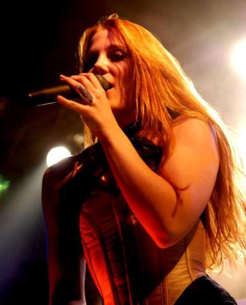 Fotos de Simone Simons - Página 32 Tumblr_lweru99BKy1qduy3bo1_500