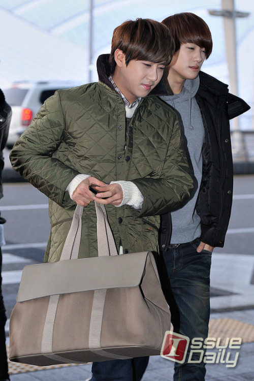 [OTHER] 120106 ZE:A in Incheon International Airport Tumblr_lxcwu43FVC1qgigrlo3_500