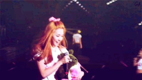 [PIC/GIF][12/2/2012] Tiffany cầm con gấu rồi vẫy tay chào sowon~ Tumblr_lxjdl9rZwh1qefdpco4_r1_500