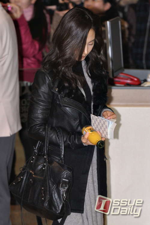 [PRESS][25-01-2012] SNSD || Gimpo Airport Tumblr_lyczy0tj2y1qbalato2_500