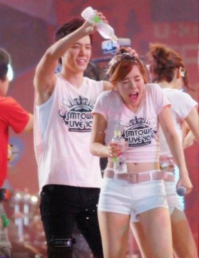 [PIC] Donghae đổ nước lên đầu chị Sún =)) Tumblr_lyti5hmRN31qmc5bno1_400