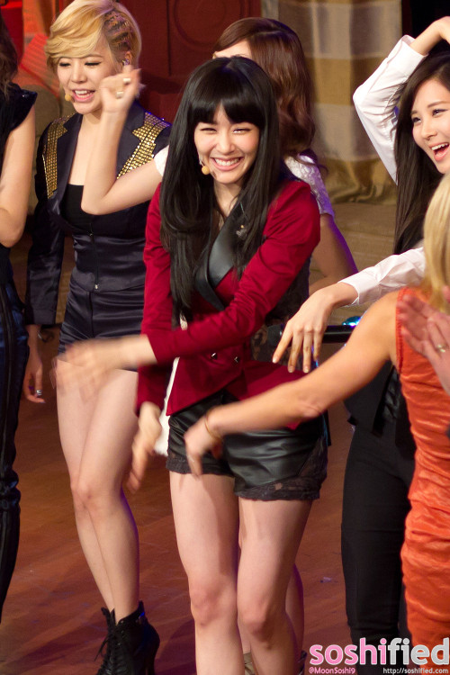 [OFFICIAL/CAP/FANTAKEN][01-02-2012] SNSD ||  Live! with Kelly Show  - NYC Tumblr_lz62ekqEsD1qeeesfo1_500