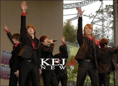 290212 U-Kiss en el evento de lanzamiento de Forbidden love y A Shared Dream Tumblr_m068j2Sllq1qg3rw1o1_400