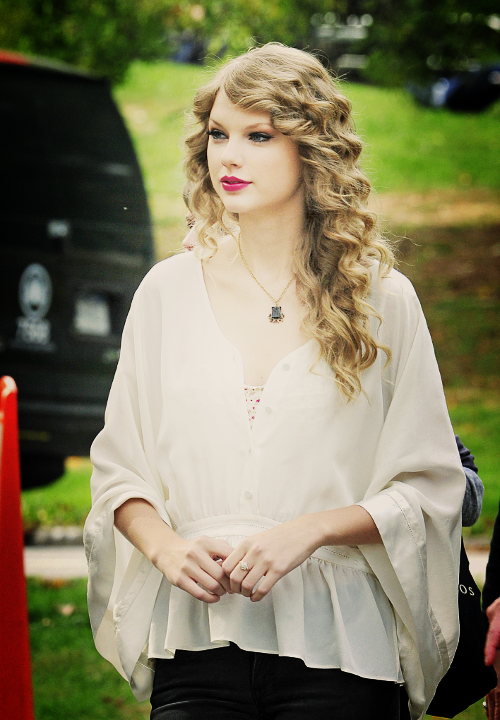 Taylor Swift - Page 26 Tumblr_m0u9ehAMuj1qlciovo1_500