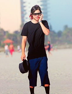 Jared Leto et son téléphone !! Tumblr_m0vd7tCTCB1qjy5y8o4_250