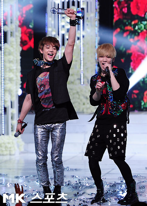 SHINee @ 1st win at M!Countdown Stage  Tumblr_m1nle3WRL31r5kb7po1_500