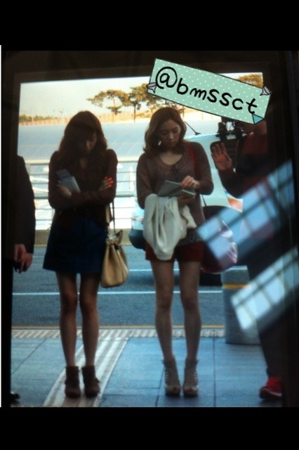 [PICS][05-04-2012] TaeYeon - Tiffany khởi hành đi Thái Lan vào chiều nay Tumblr_m20313mb4U1qe39tho2_500