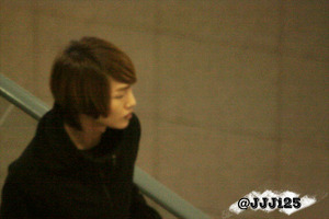 120405 Onew @ Incheon Airport yendo a Tailandia Tumblr_m20lmdIs3b1r8fs1io1_400