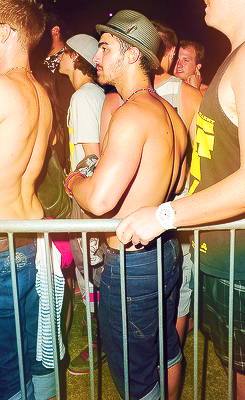 Joe Shirtless in Coachella Festival - UPDATE Tumblr_m2w9xaouN51qgxi6eo1_250