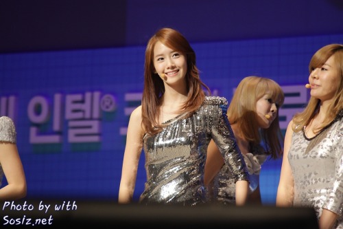 [Pics] [18.01.2011] Yoona @ Intel Showcase Tumblr_lf86cabBZ71qblz41o1_500