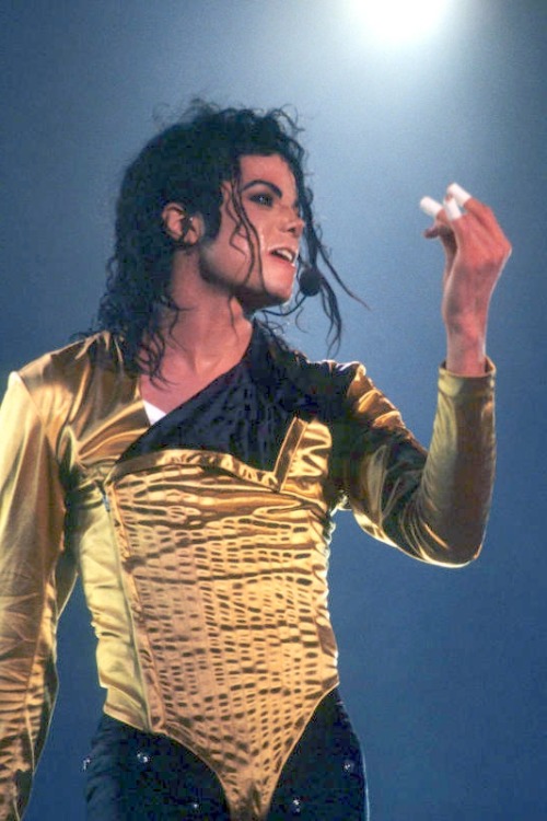 Dangerous tour - Page 5 Tumblr_lml2l83Am81qdmio1o1_500