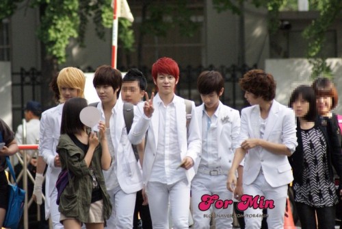 [PICS] Boyfriend Après Music Bank 17.06.11 Tumblr_lmy5x9AM6T1ql2unpo1_500