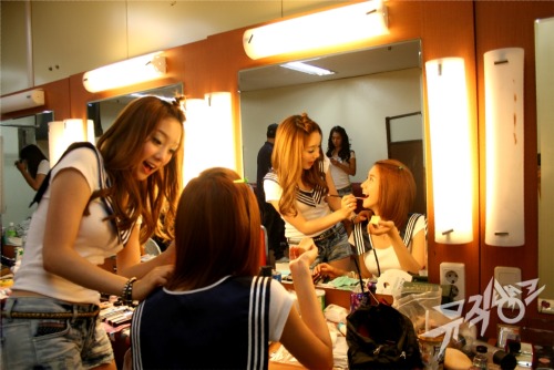 [PIC/GIF][13-07-2011] YoonTae - Sweet like Candy Tumblr_lo7mb3nGVY1qdon7so1_500