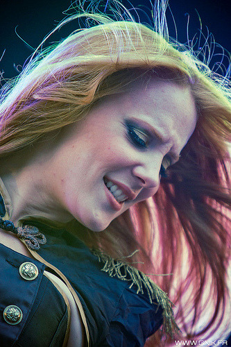 Fotos de Simone Simons - Página 21 Tumblr_lpmgo5hT631qhqj3io1_400