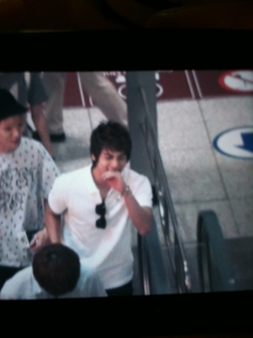 [15-8-2011][pics] SHINee tại Sân bay đến Thái Lan và hình ảnh khi ghi hình tại SBS cho Starking Tumblr_lpyvo0frT51qa6uslo1_500