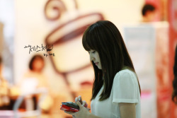 [PIC][17-8-2011]Jessica tại sân bay Tumblr_lq244tnxpS1qd4n8jo1_250