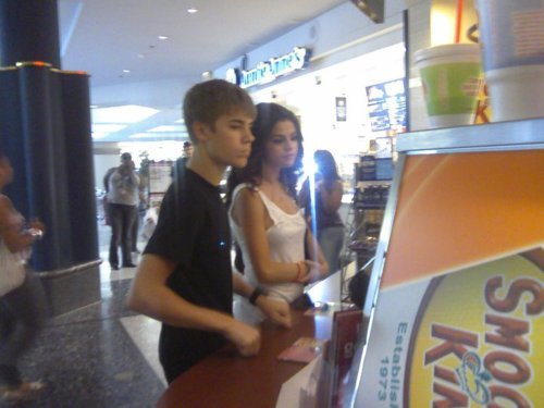 Justin a récemment été rendre visite à Selena ce 19 Aout à Philadelphie. Tumblr_lq6uvuaCfa1qcle74o1_500