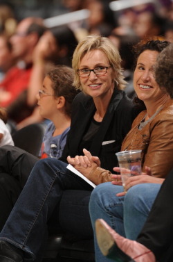 Jane Lynch en partido de Basketball Tumblr_lr125eT7zm1qd53kgo1_250