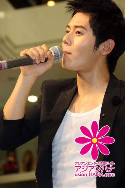  [EVENT] 110901 Japan Press Conference Tumblr_lrrann3rDC1qebqc0o8_400