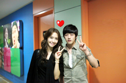 [YOONASIM/PIC][22-09-2011]YOONA VÀ CEO TRUNG TÂM MUA SẮM TẠI HẬU TRƯỜNG CHƯƠNG TRÌNH "STAR AUCTION" Tumblr_lrwq9k7Kh51qdn6tco1_500