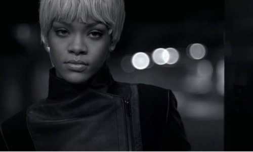 Rihanna para Armani (video completo pag.1) - Página 8 Tumblr_lsnb2sHjBT1qmv9j9o1_500