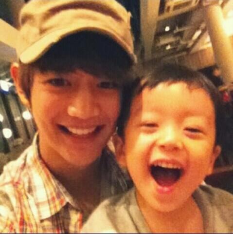 111121 Minho con el hijo de un productor Tumblr_lv2lieNHMY1qaiic9o1_500