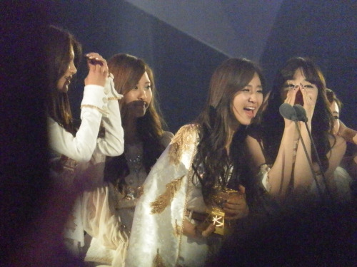 [PICS] SNSD @ MAMA 2011 || 29.11.11 Tumblr_lvg7b7RniG1qepqg6o1_500