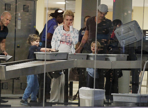 [Foto] Familia Spears no Aeroporto de Puerto Rico Tumblr_lw23ev1DX61qhgj0co1_500