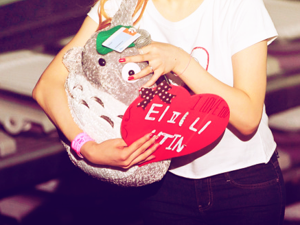 [PIC/GIF][12/2/2012] Tiffany cầm con gấu rồi vẫy tay chào sowon~ Tumblr_lxjdl9rZwh1qefdpco5_500