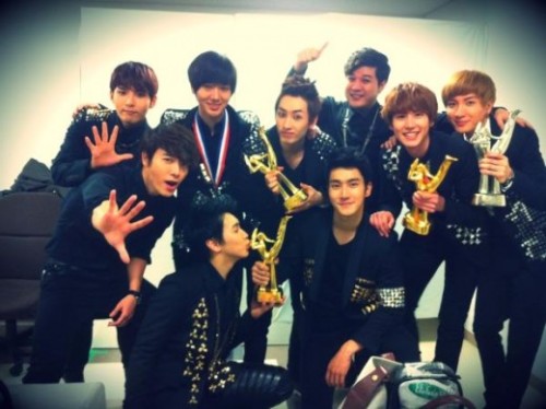 [NEWS] Donghae de Super Junior mostra seus 4 troféus do "Golden Disk" Tumblr_lxn983FlEm1qi2502o1_500