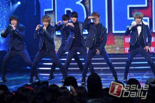 [PERF] I'll Be There @ M!Countdown - 26.01.12  Tumblr_lyeklry3Uy1qljdwno1_500