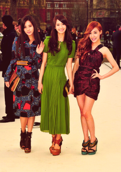 [19-02-2012][OFFICIAL] Yoona & Seohyun & Tiffany || 2012 F/W Burberry Prorsum Women's Collection Fashion Show Tumblr_lzpom4UM4w1r3wgdgo1_250