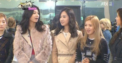 [PICS][28/2/2012] Sooyoung always hugs Hyoyeon :"> Tumblr_m00f5cbhuX1r8kn61o2_500